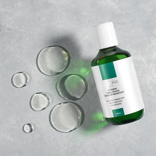 مواد مؤثر منحصر بهفرد موجود در محلول آرایش پاککن دوفاز ویتامینه لدورا به راحتی آرایشهای ضد آب را پاک میکند.